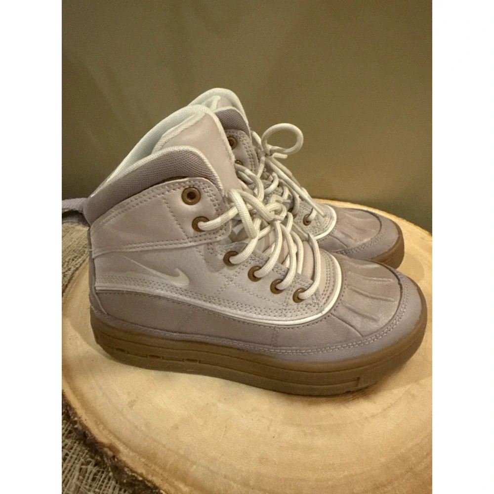 NIKE Youth Kids WOODSIDE 2 HIGH Waterproof Boots Platinum Violet (HF0767 200) 1Y